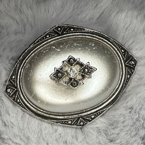 Vintage-Inspired Silver Brooch 💰FREE WHEN BUNDLED💰